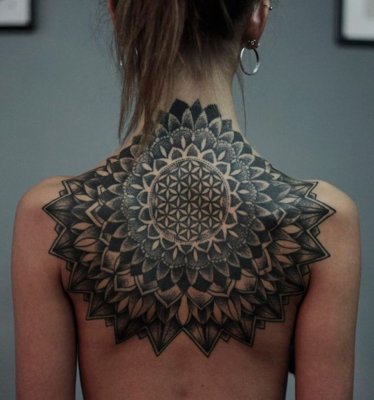  Tatouage mandala de grande taille sur le haut du dos